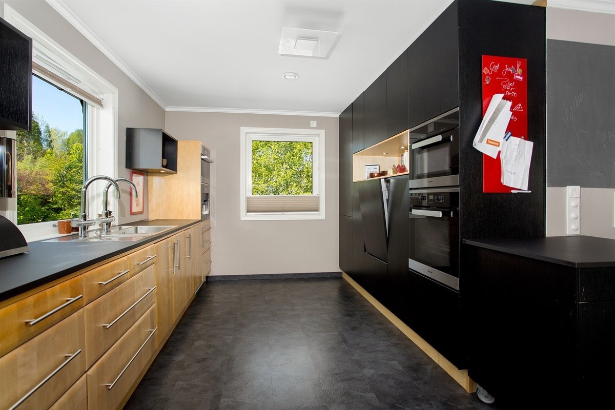 Velkommen til Høymyrmarka 64, en sjeldent stilfull og påkostet villa med fantastisk fjordutsikt og svært gode solforhold. Galleribilde