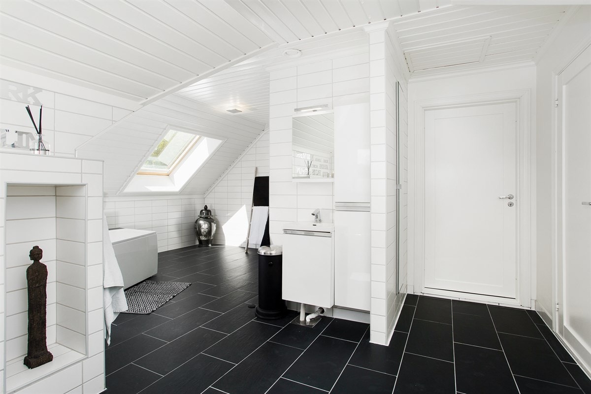 Velkommen til Høymyrmarka 64, en sjeldent stilfull og påkostet villa med fantastisk fjordutsikt og svært gode Galleribilde