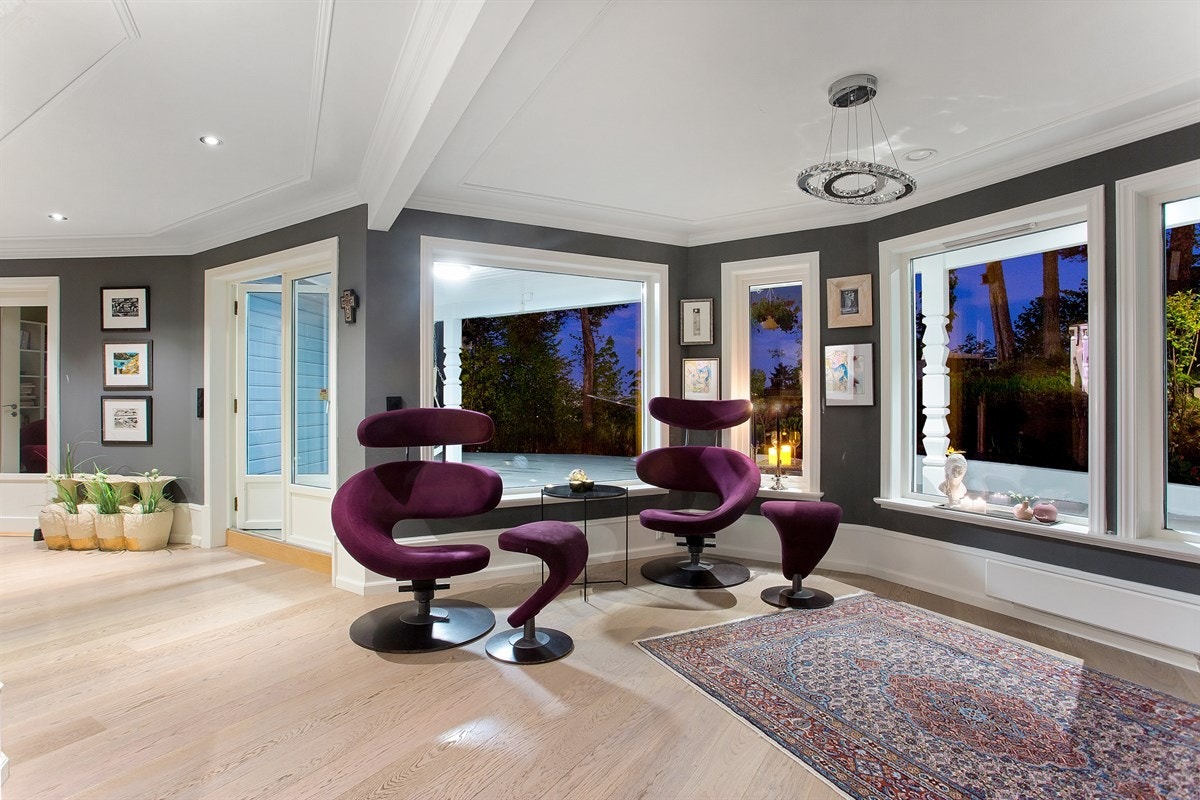 Velkommen til Høymyrmarka 64, en sjeldent stilfull og påkostet villa med fantastisk fjordutsikt og svært gode Galleribilde