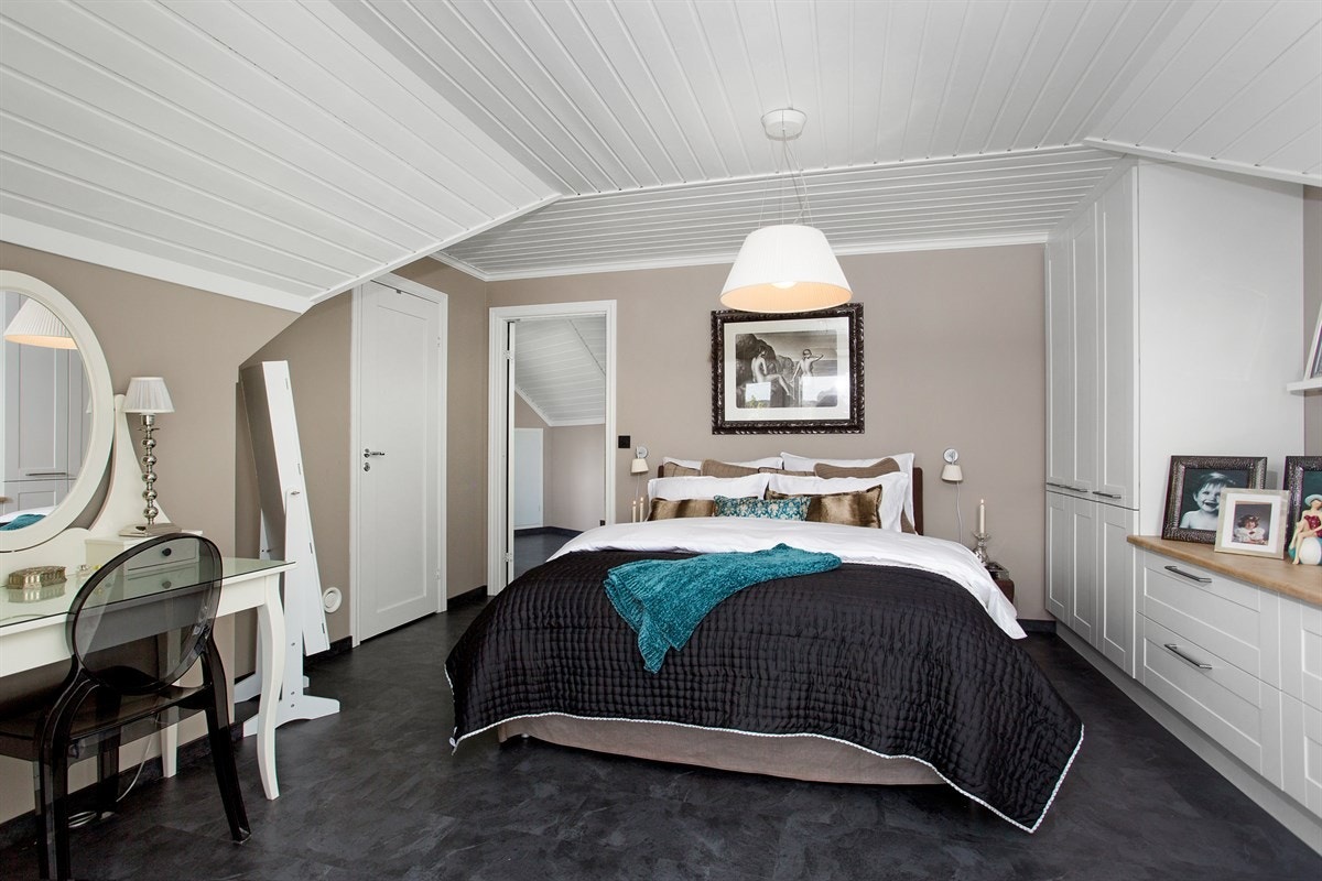 Velkommen til Høymyrmarka 64, en sjeldent stilfull og påkostet villa med fantastisk fjordutsikt og svært gode Galleribilde