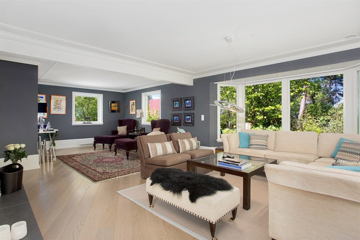 Velkommen til Høymyrmarka 64, en sjeldent stilfull og påkostet villa med fantastisk fjordutsikt og svært gode Galleribilde