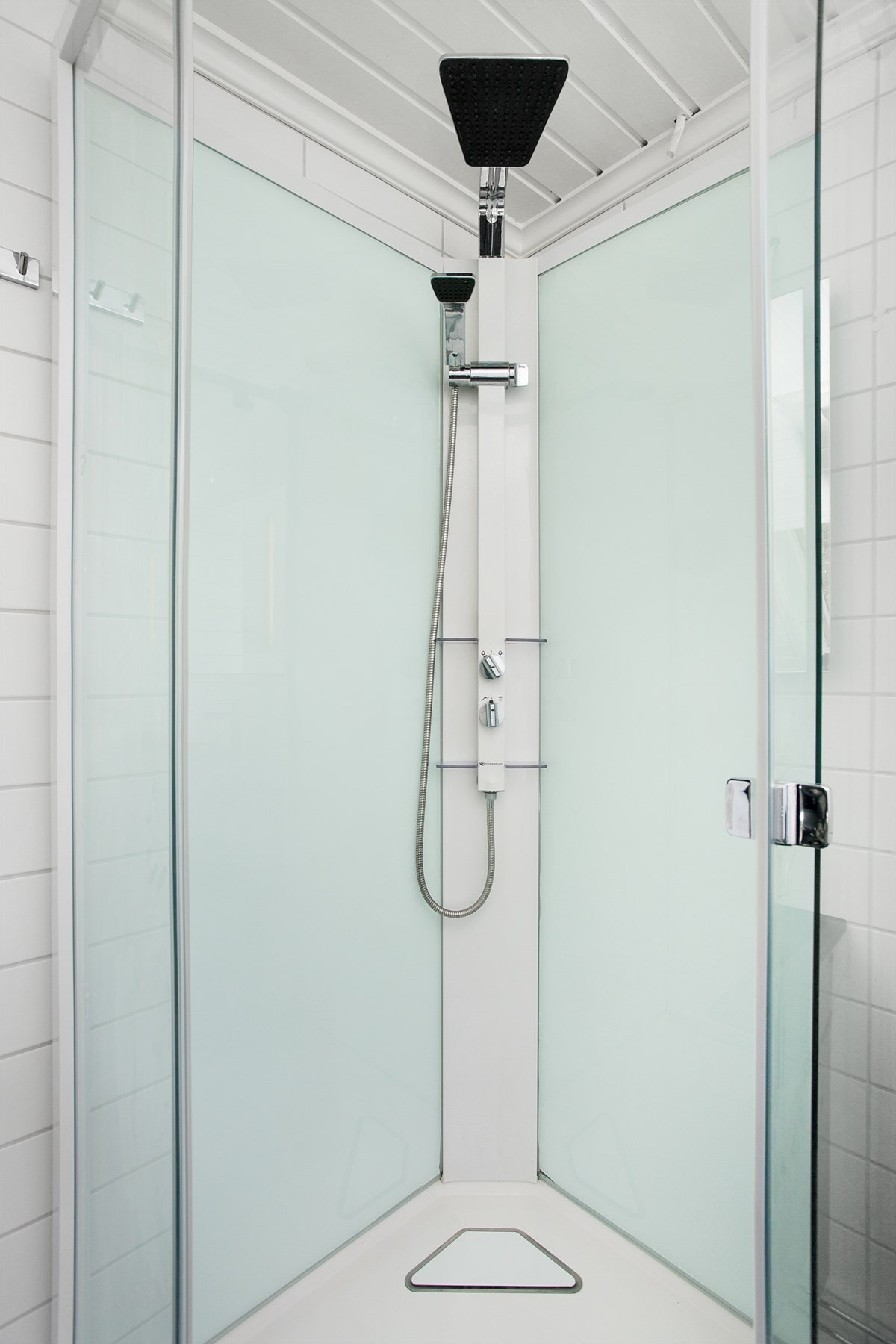 Velkommen til Høymyrmarka 64, en sjeldent stilfull og påkostet villa med fantastisk fjordutsikt og svært gode Galleribilde