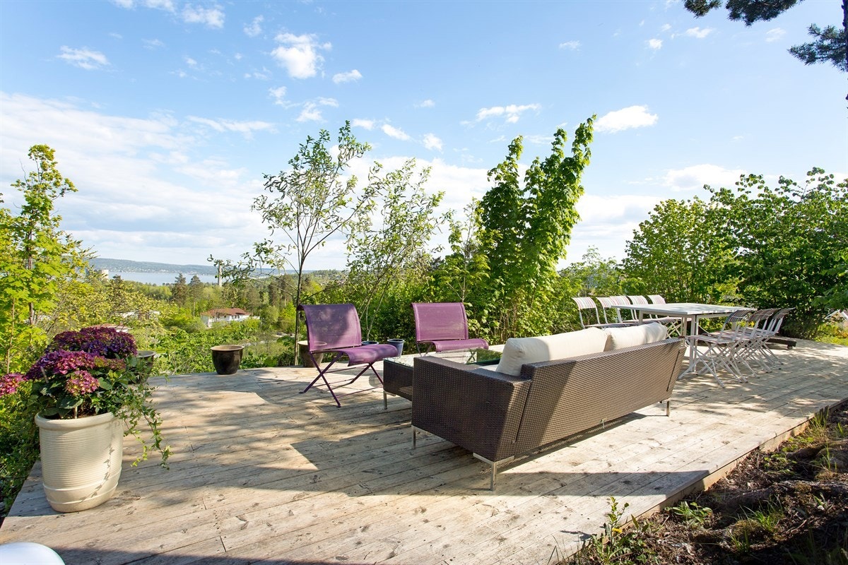 Velkommen til Høymyrmarka 64, en sjeldent stilfull og påkostet villa med fantastisk fjordutsikt og svært gode Galleribilde