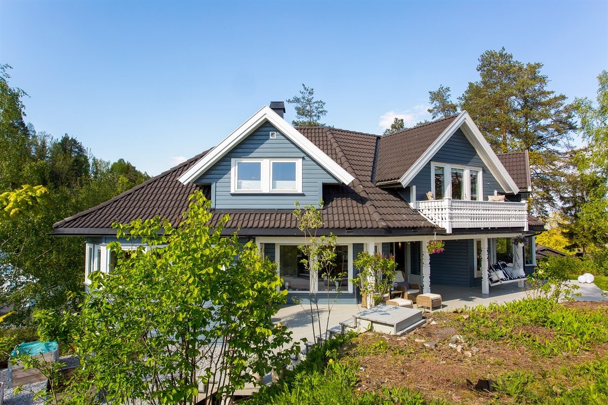 Velkommen til Høymyrmarka 64, en sjeldent stilfull og påkostet villa med fantastisk fjordutsikt og svært gode Galleribilde