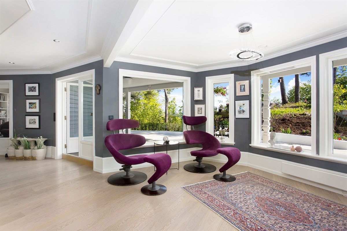 Velkommen til Høymyrmarka 64, en sjeldent stilfull og påkostet villa med fantastisk fjordutsikt og svært gode Galleribilde