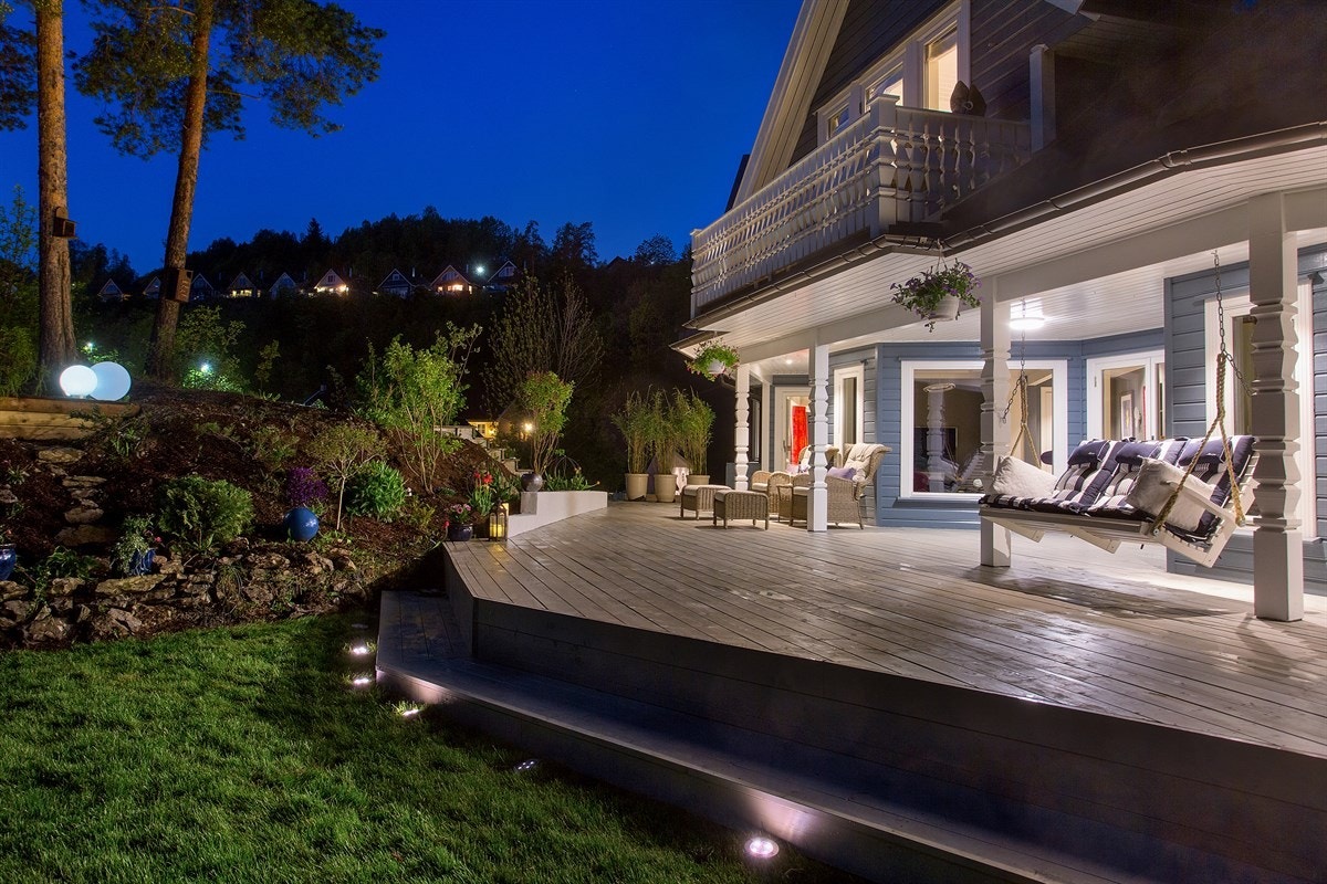 Velkommen til Høymyrmarka 64, en sjeldent stilfull og påkostet villa med fantastisk fjordutsikt og svært gode Galleribilde