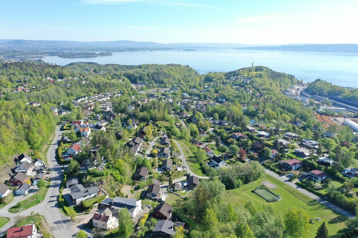 Velkommen til Høymyrmarka 64, en sjeldent stilfull og påkostet villa med fantastisk fjordutsikt og svært gode Galleribilde