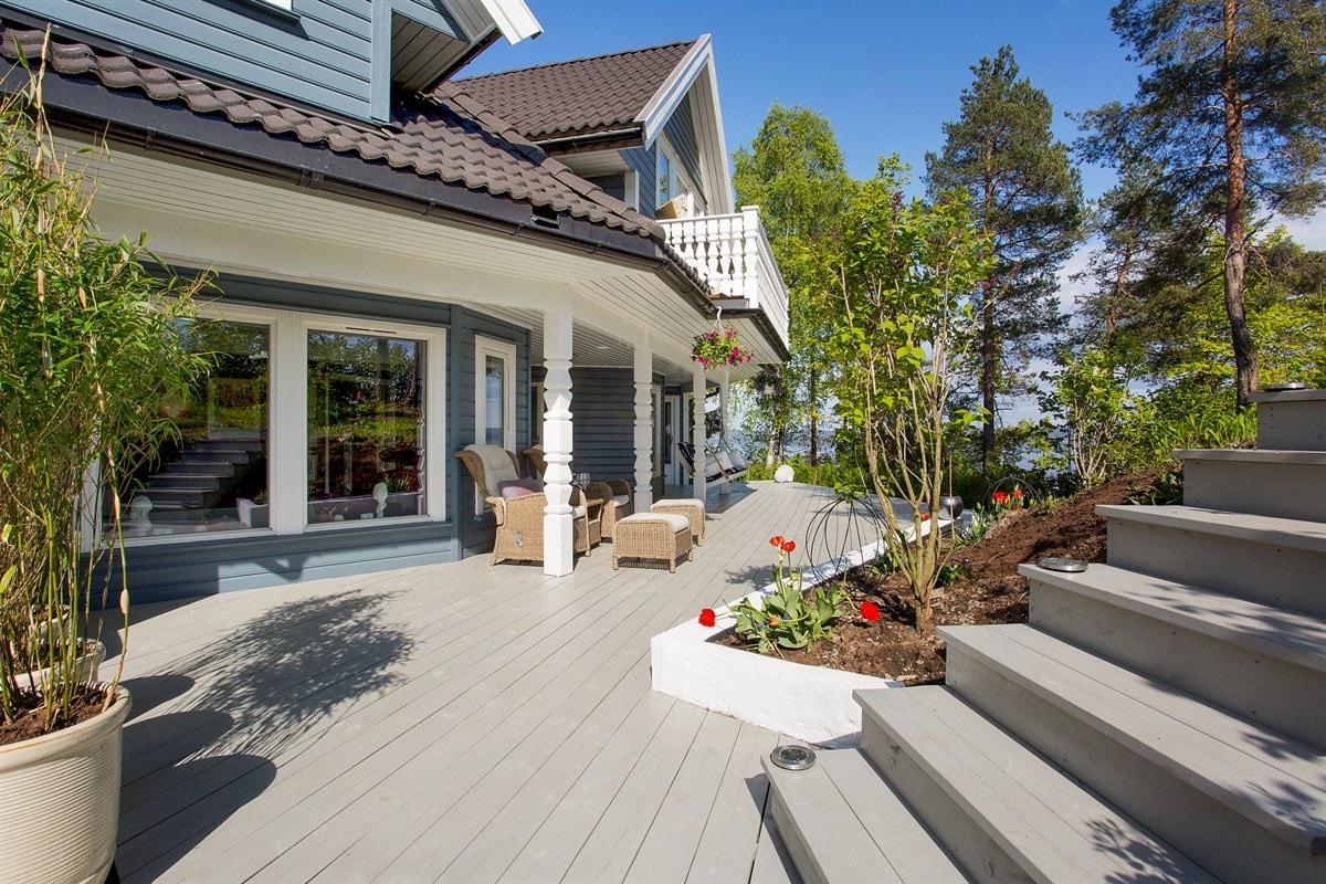 Velkommen til Høymyrmarka 64, en sjeldent stilfull og påkostet villa med fantastisk fjordutsikt og svært gode Galleribilde