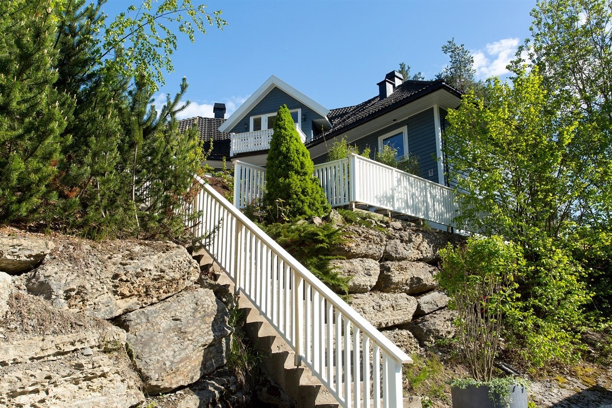 Velkommen til Høymyrmarka 64, en sjeldent stilfull og påkostet villa med fantastisk fjordutsikt og svært gode Galleribilde