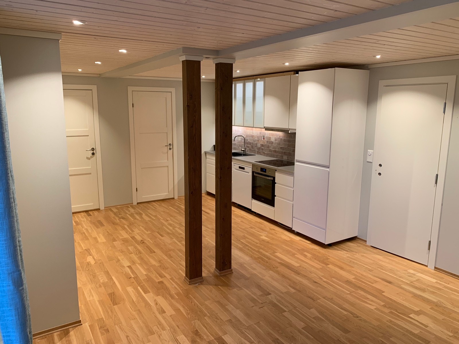 Stuen sett fra stuevinduene. Lyset i taket kan dimmes, og er delt inn i to soner. Galleribilde