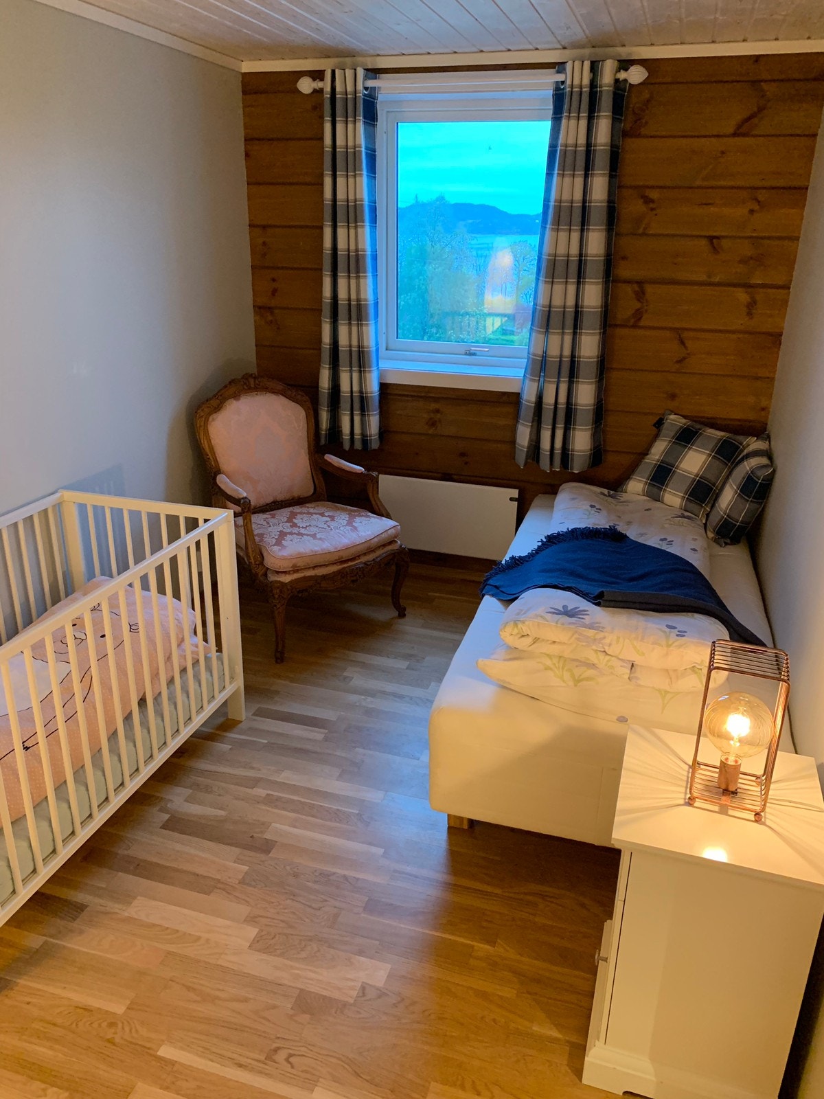 Soverom 2 med utsikt over Raunefjorden. Galleribilde