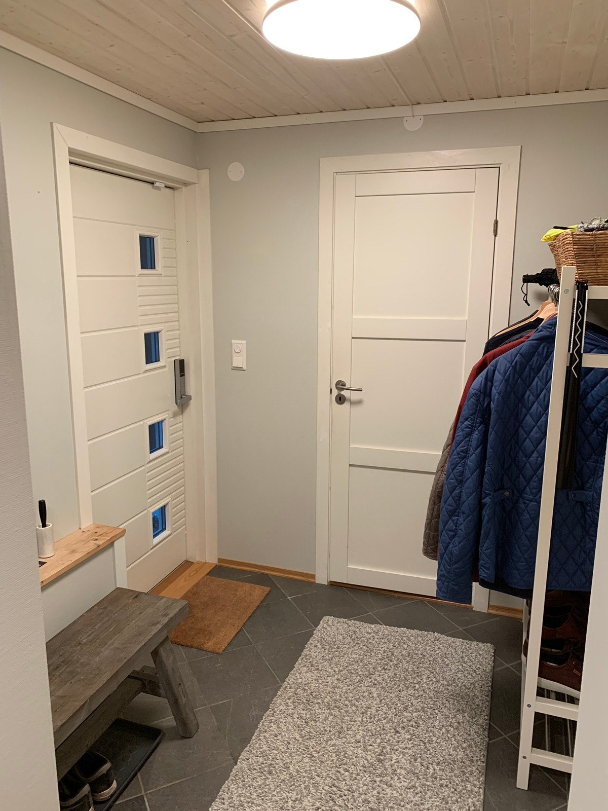 Inngangspartiet med god plass og dør inn til bod. Lyset i taket kan dimmes. Galleribilde