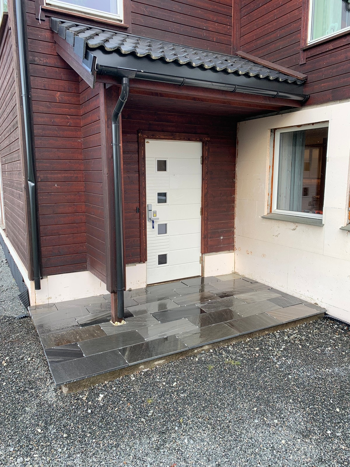 Egen inngang til leiligheten. Galleribilde