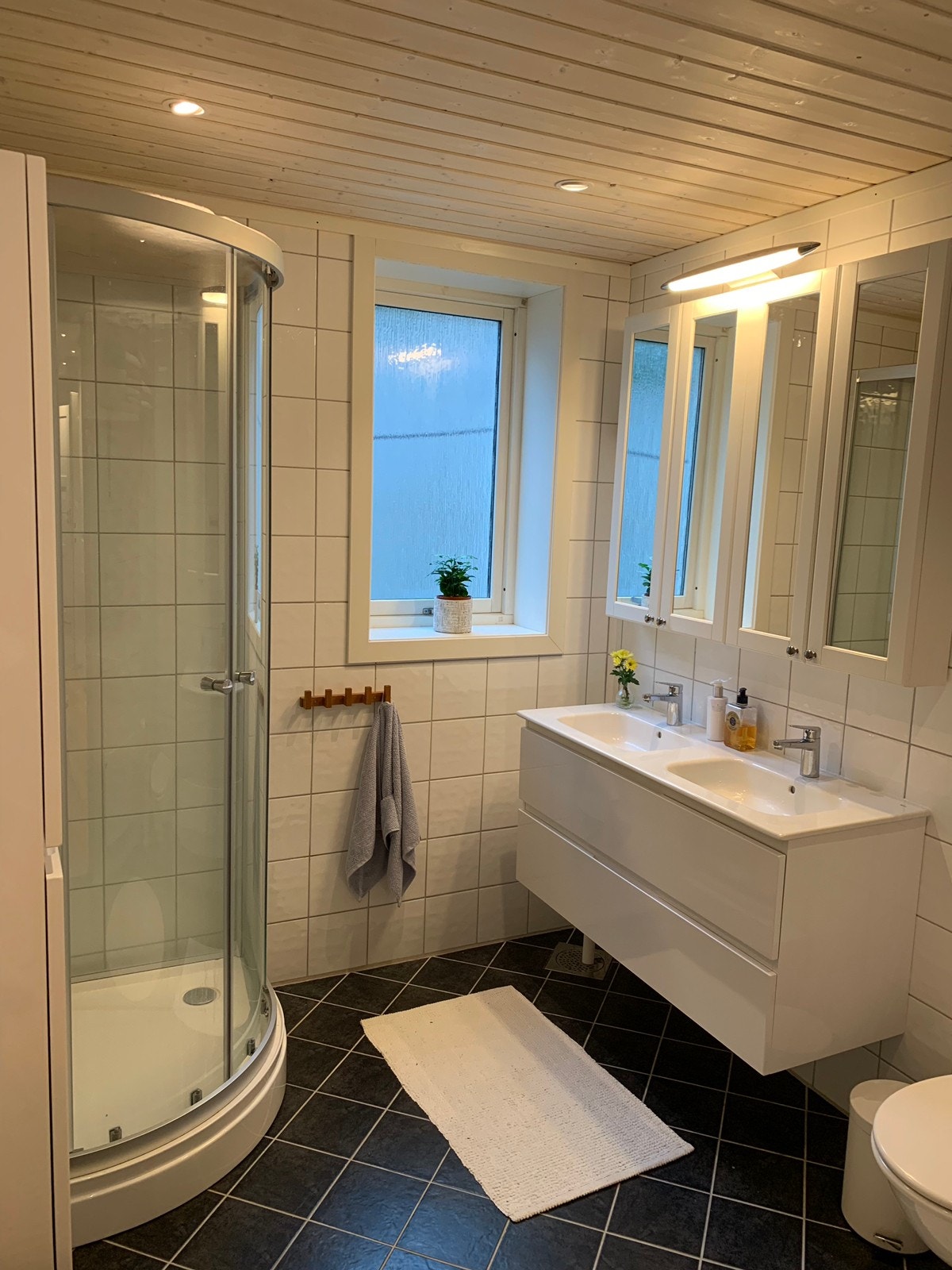 Nytt moderne bad med god plass til oppbevaring. Lyset i taket kan dimmes. Galleribilde