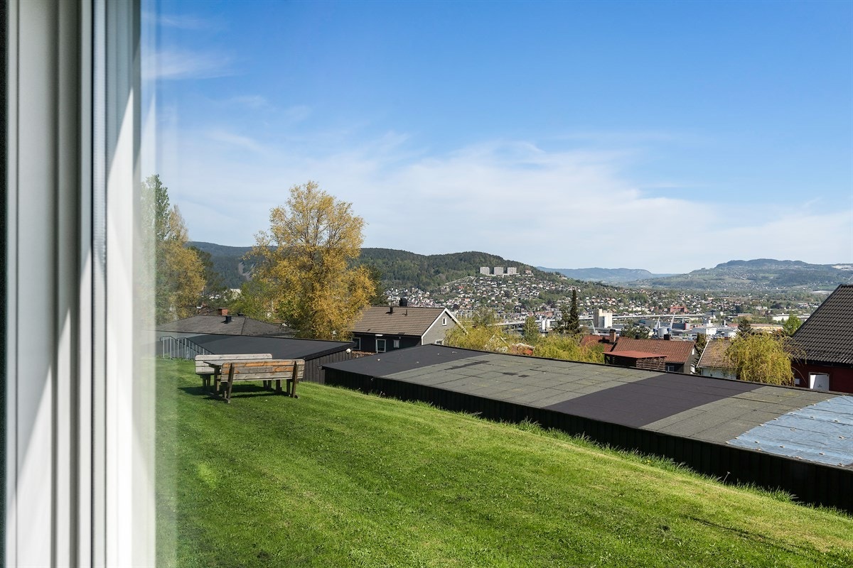 Herlig utsikt fra soverom 1 og kjøkken. Galleribilde
