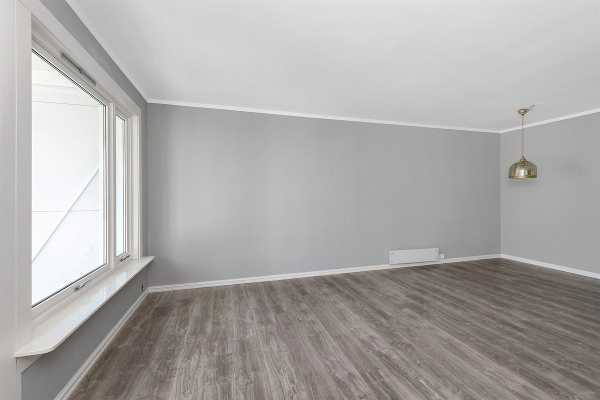 Luftig stue med plass til spisebord. Galleribilde