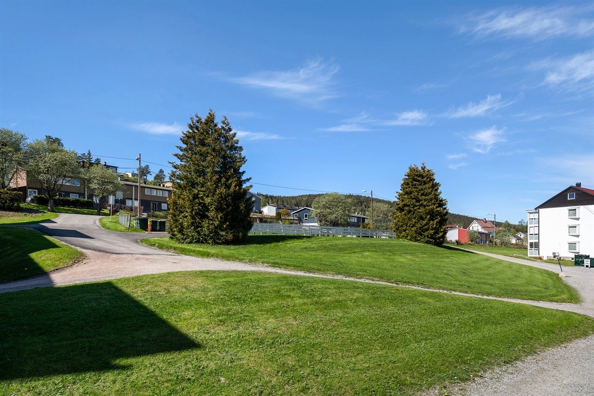 Umiddelbar nærhet til matbutikk, bussholderplass, skole, barnehager mv. Galleribilde