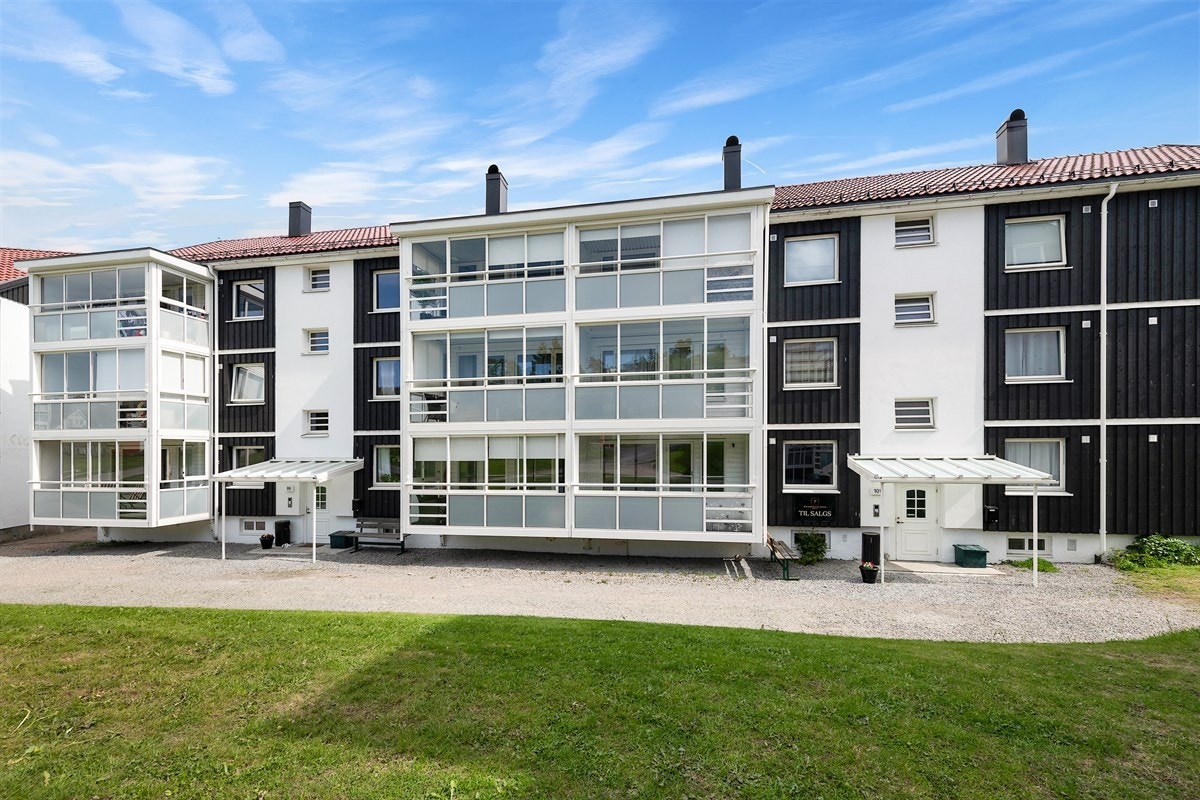 Leiligheten ligger i et veletablert og barnevennlig boligområde på Austad/Fjell i Drammen kommune. Galleribilde