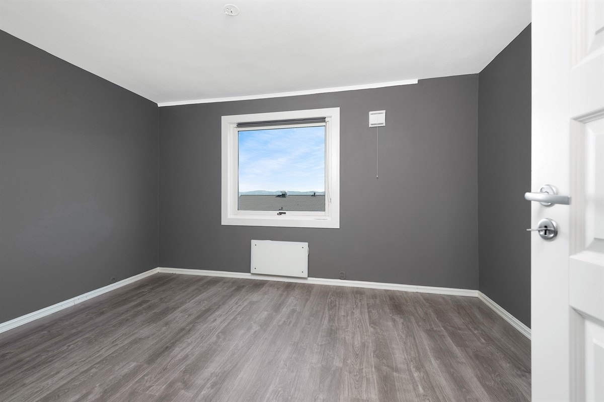 Soverommene er holdt i samme pene stil som de øvrige rommene i boligen. Her fra hovedsoverommet. Galleribilde