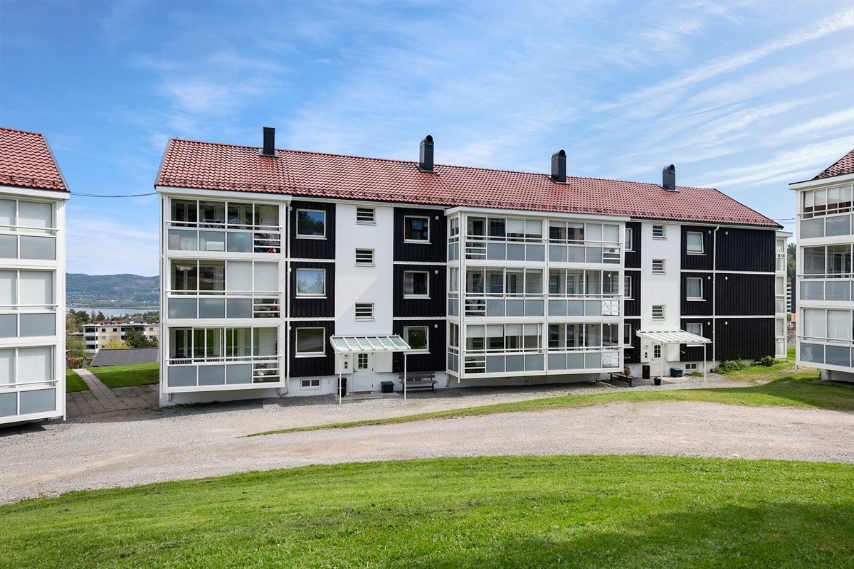 PrivatMegleren ved John Granly Steen og Kristian Arthur Brunvoll har gleden av å presentere denne pene gjennomgående 3-roms selveier med innglasset balkong beliggende på Austad/Fjell i Drammen. . Galleribilde