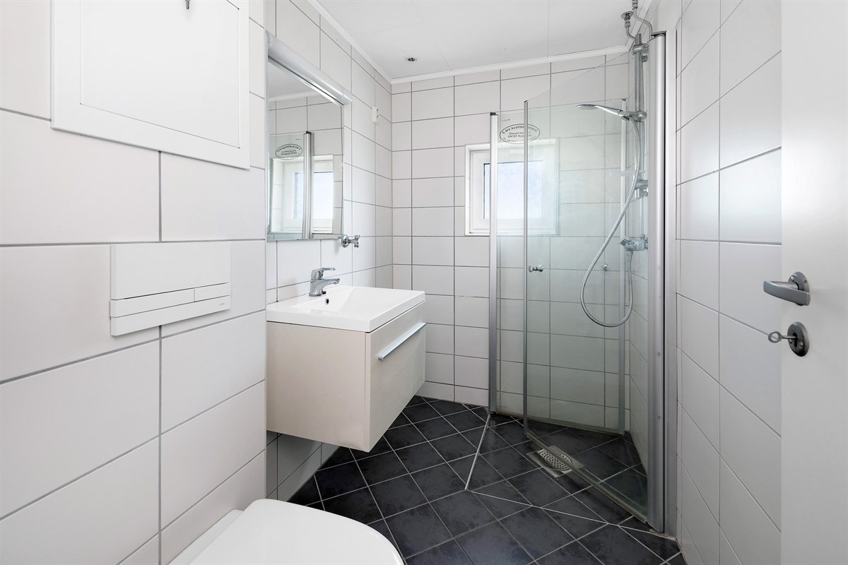 Badet ble rehabilitert i 2014 og fremstår som velholdt med grå og hvite fliser på overflatene. Galleribilde