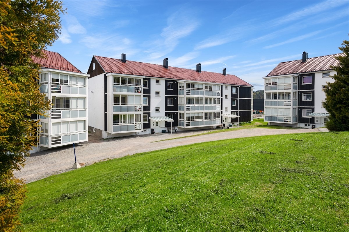 P-plass - Tilnærmet trappefri adkomst - Ypperlig utleieobjekt. Leiligheten har en luftig stue med vinduer og glassdør som vender mot en innglasset balkong. Galleribilde