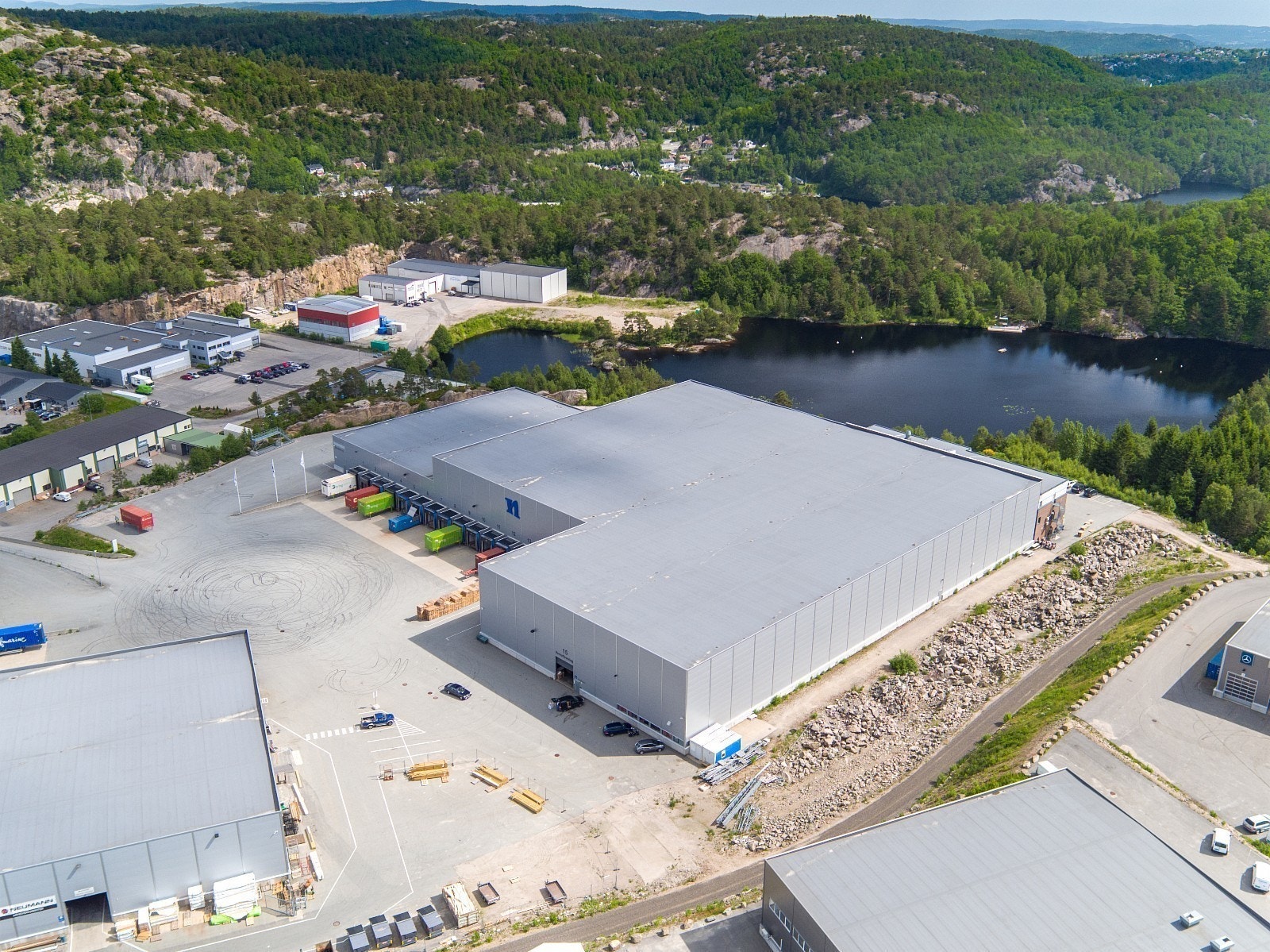 Moderne høytlager / logistikk / kontor Galleribilde