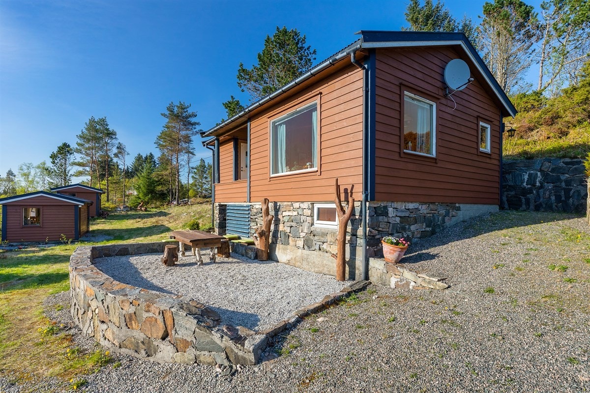 Eldre og koselig hytte Galleribilde