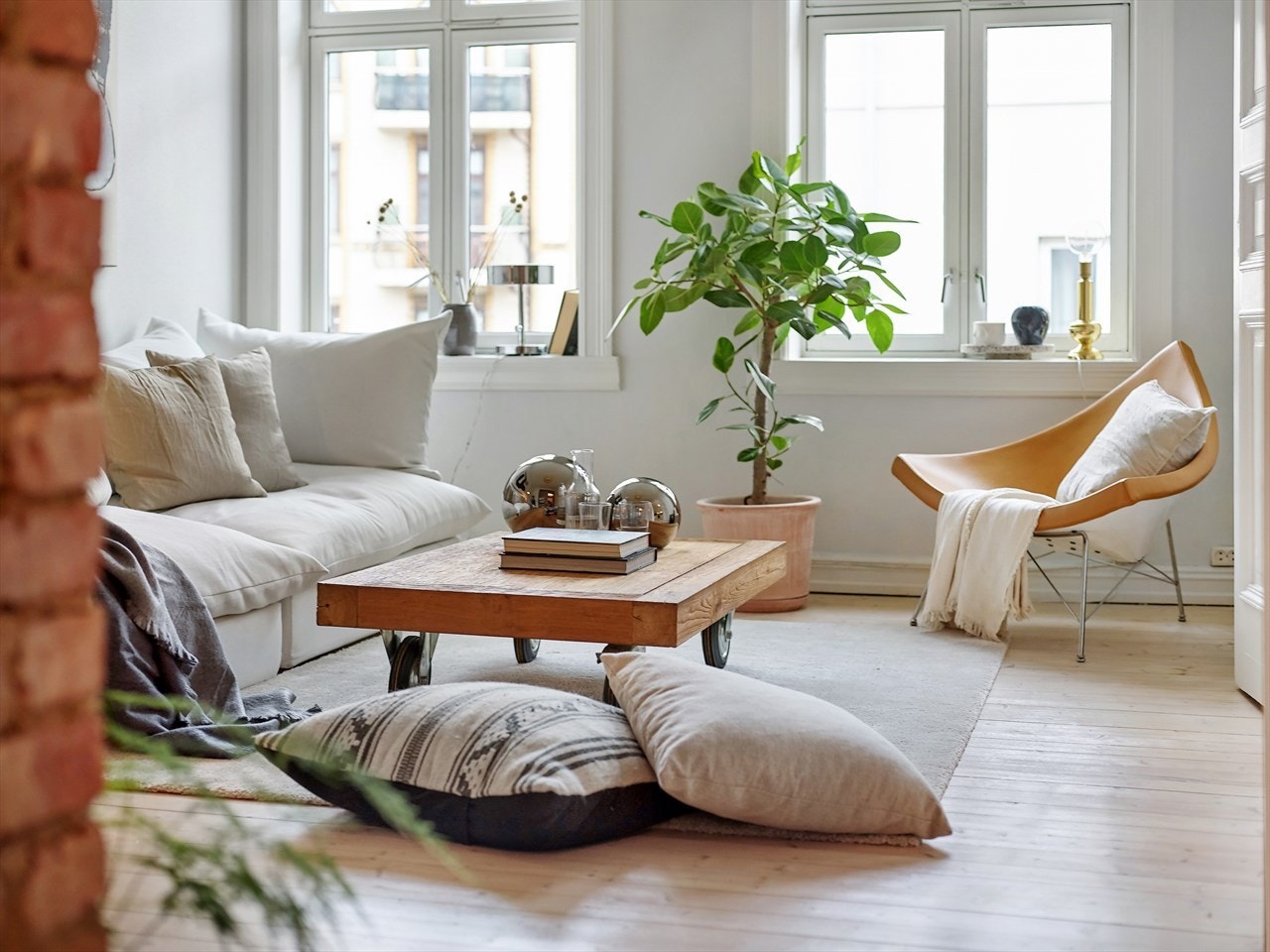 Store vindusflater som slipper til rikelig med naturlig lys Galleribilde