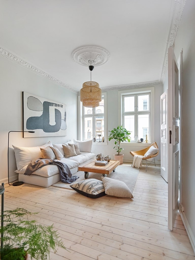 Lekre klassiske detaljer i himling med pen stukkatur og en nydelig rosett Galleribilde