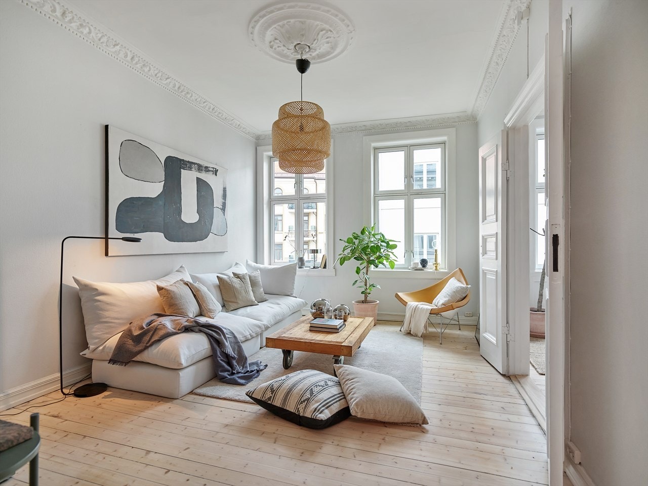 Lys og romslig stue med plass til sofagruppe, sofabord og annet stuemøblement Galleribilde