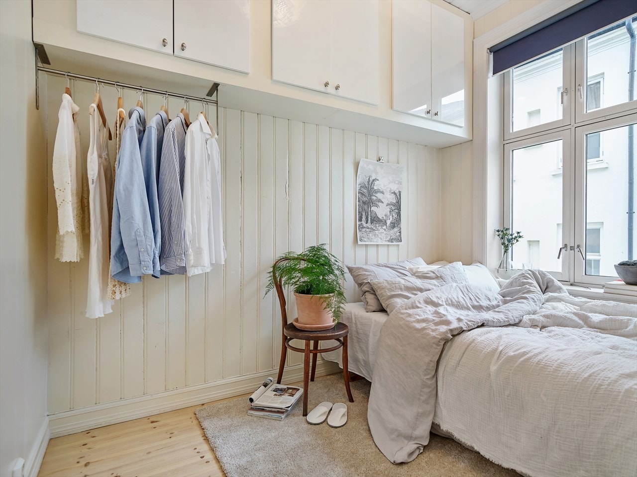 Garderobeløsning via overskap, samt i innvendig bod Galleribilde