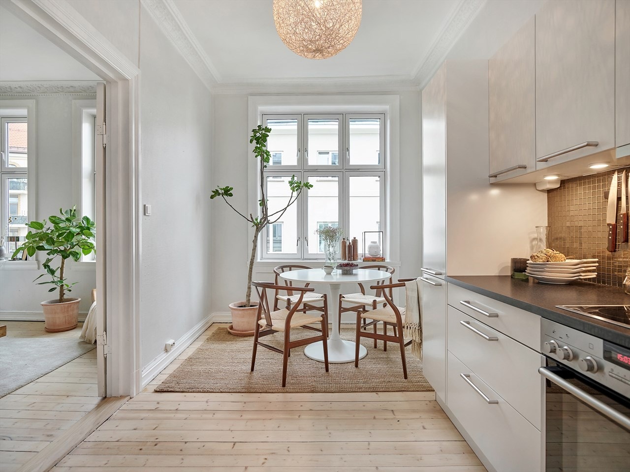 Lyst og luftig kjøkken, hvor kokken har god kontakt med gjestene Galleribilde