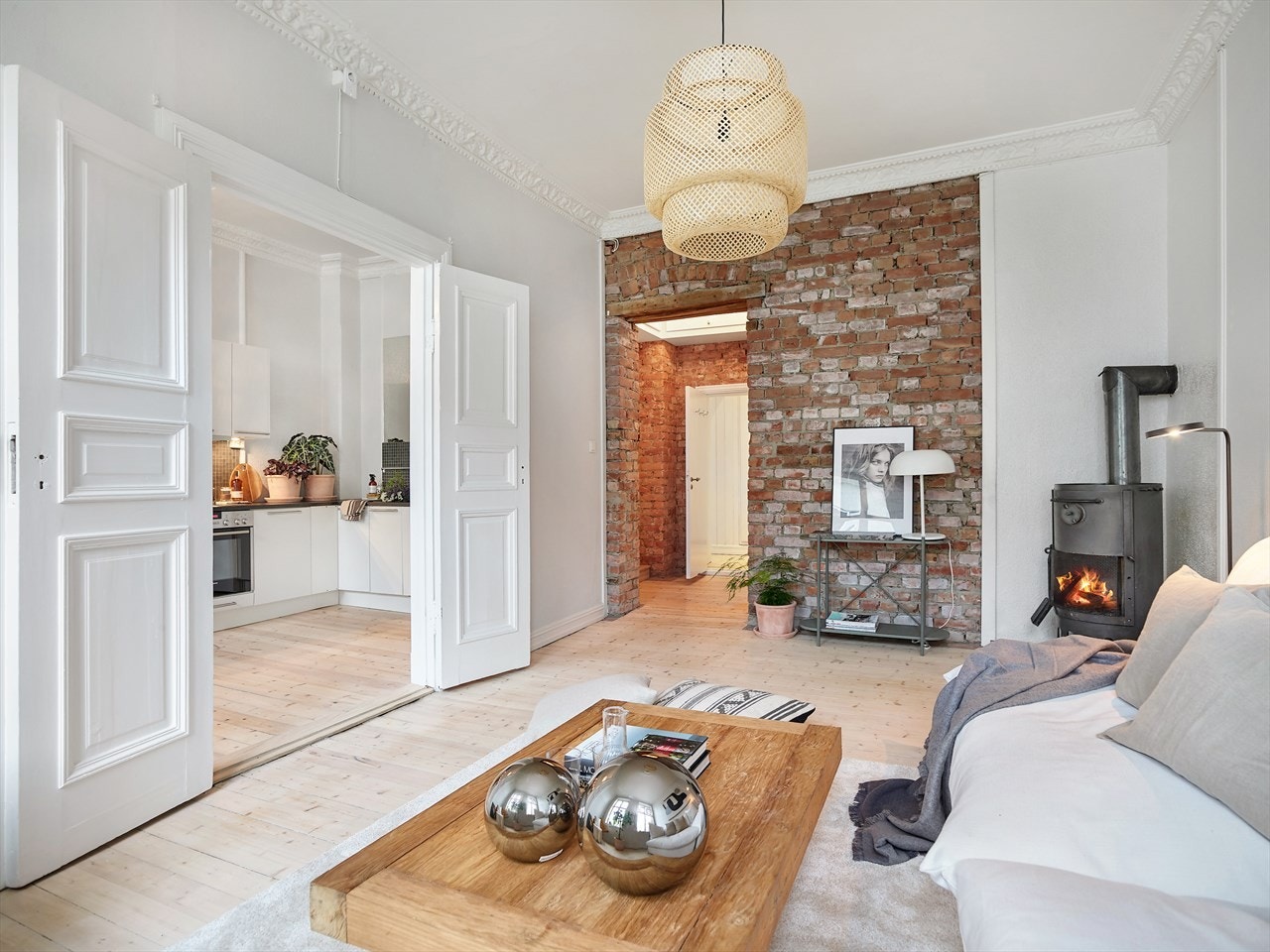 Lekre og velholdte doble fløydører, skiller stuen og kjøkkenet Galleribilde