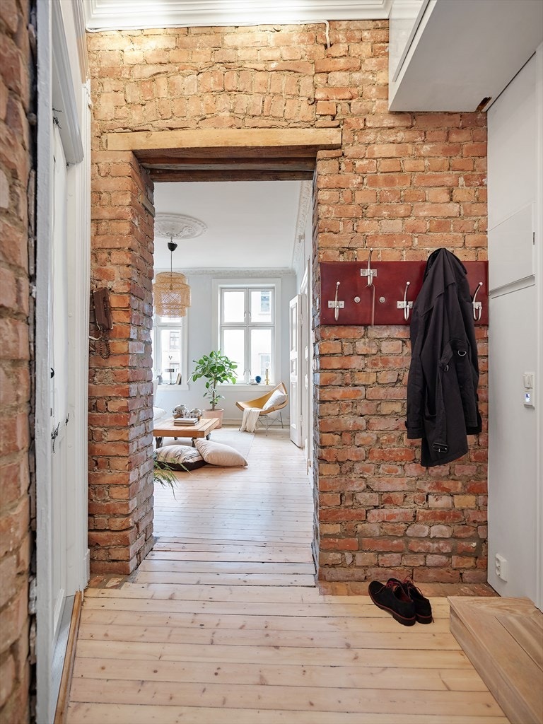 Innbydende entré med plass til ytterklær og sko. Dørcalling med åpner Galleribilde