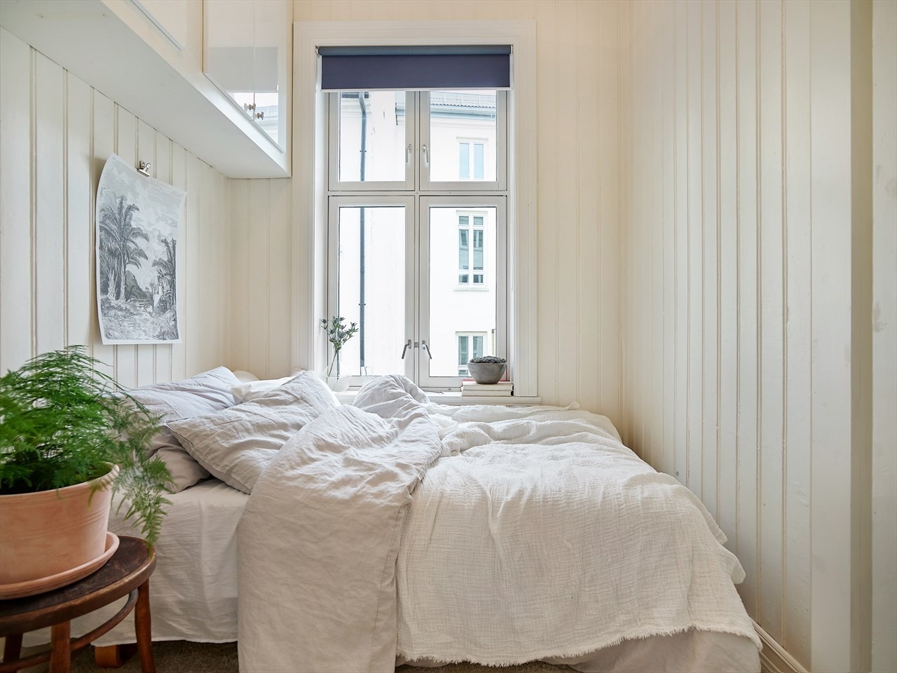 Soverom med plass til dobbeltseng og rikelig med garderobe Galleribilde