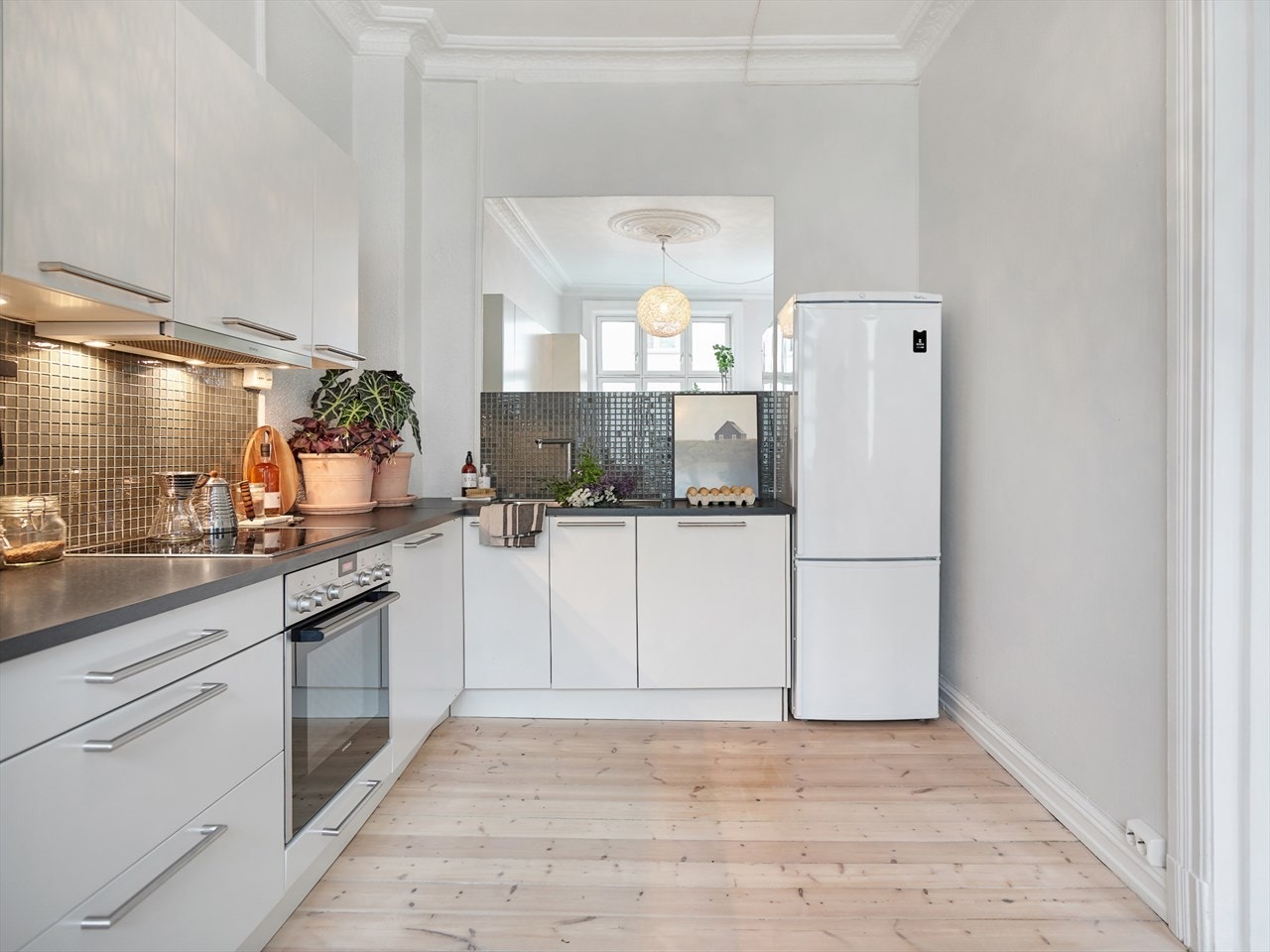 Her er det god plass til oppbevaring og rikelig med benkeplass til kokken Galleribilde