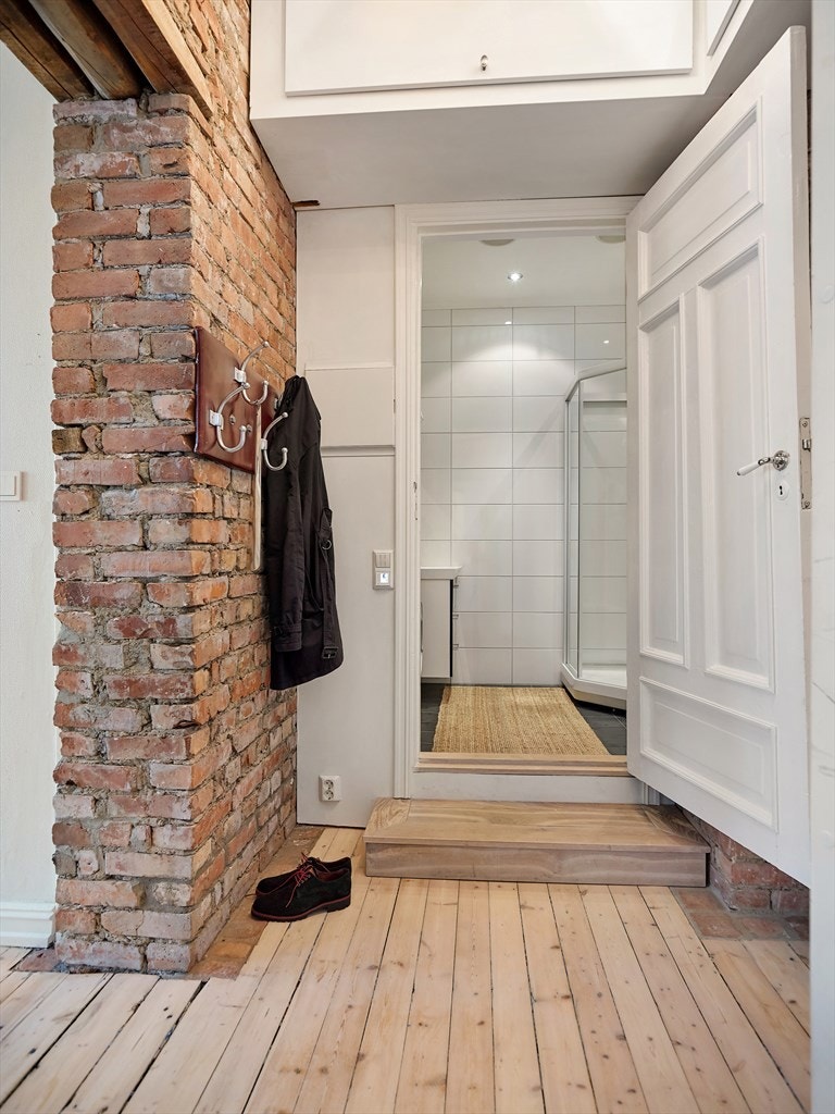 Velkommen inn! Eksponert teglstein gir entréen særpreg Galleribilde