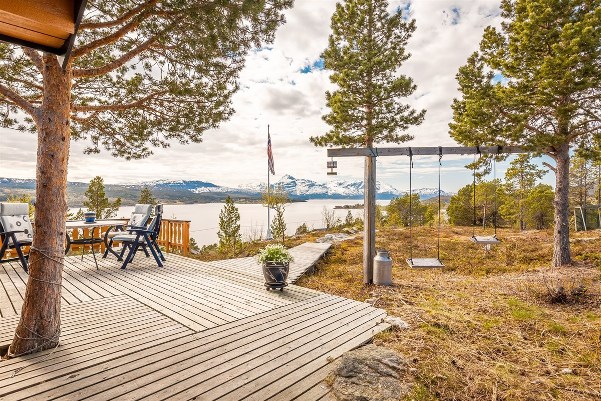 Idyllisk uteområde med stor boltreplass for både voksne og barn