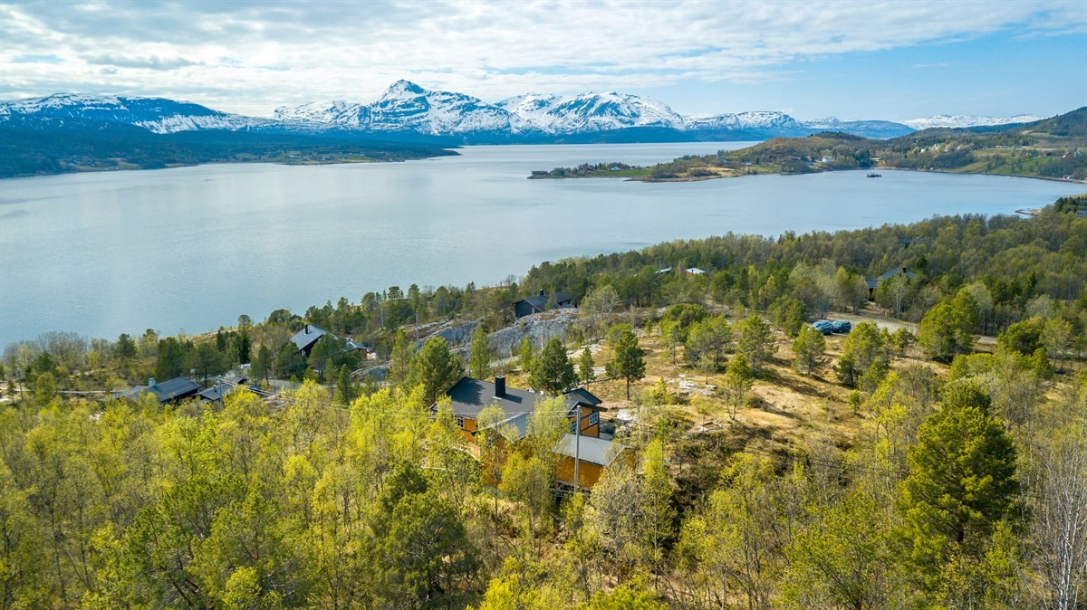 Eiendommen ligger ca 1 km fra Mestervik i Balsfjord kommune, hvor det finnes dagligvarehandel, småbåtshavn, skole, barnehage og andre fasiliteter