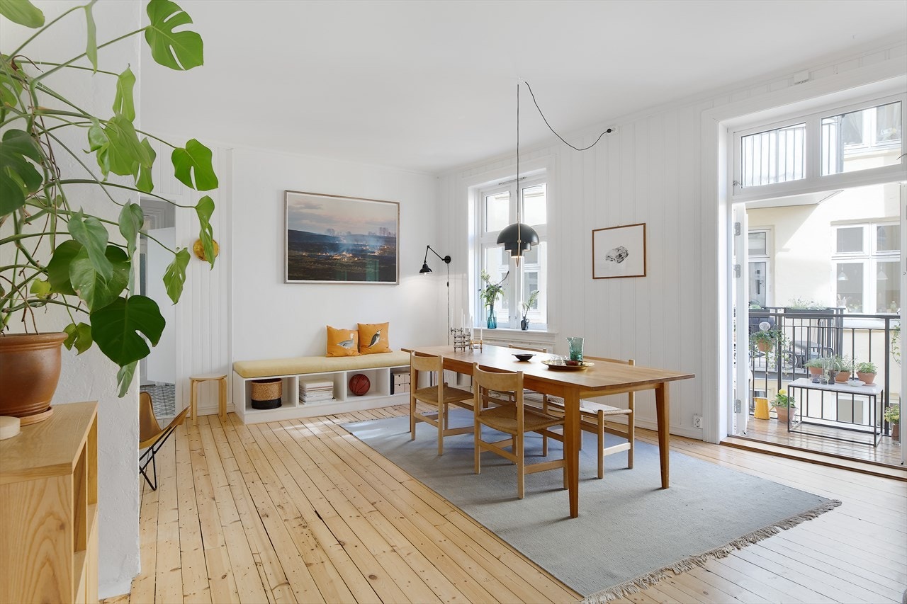 De store vindusflatene slipper rikelig med sollys inn og sikrer gode lysforhold i leiligheten, sommer som vinter. Galleribilde
