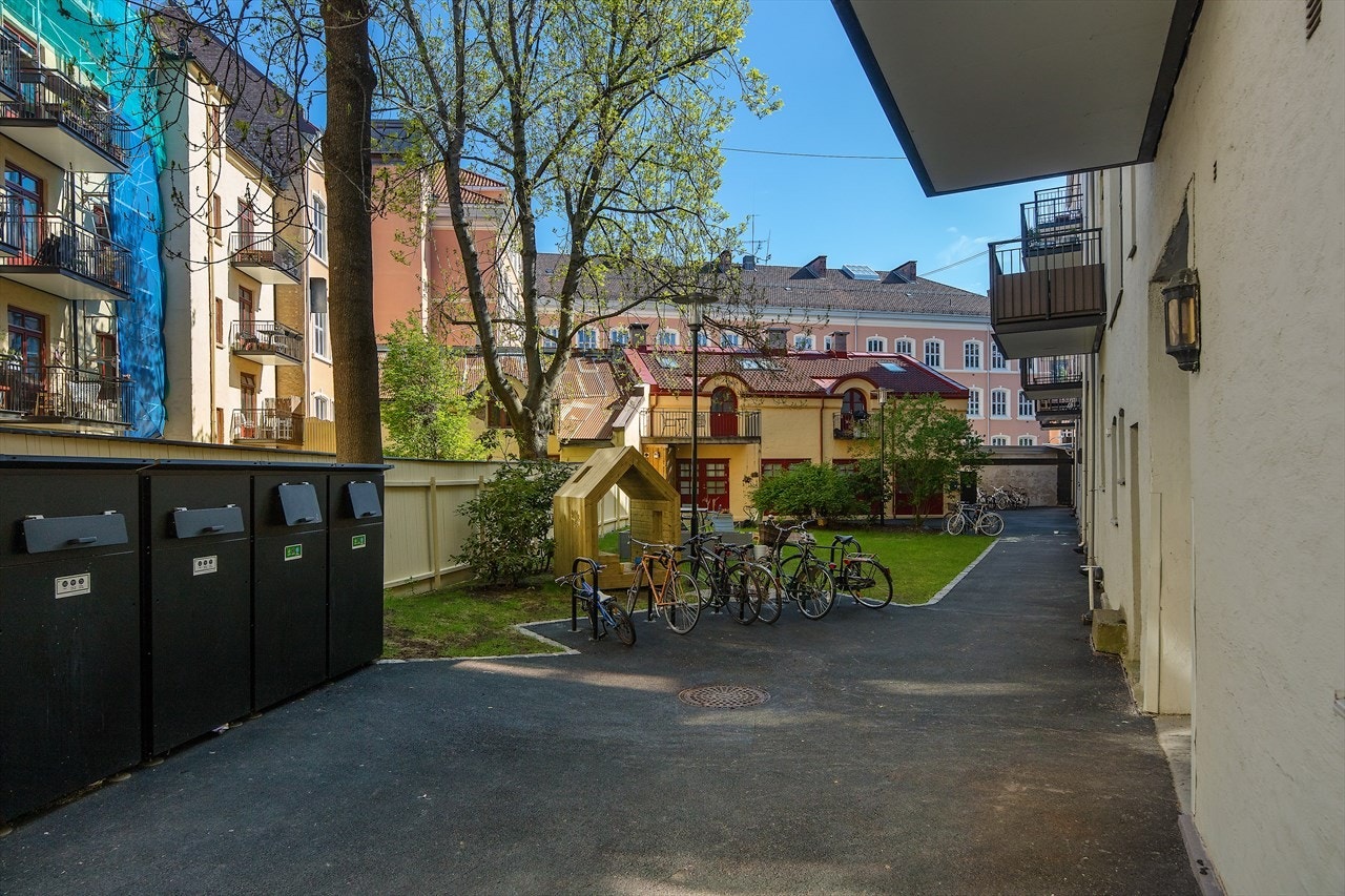 Borettslaget har en pen bakgård med sykkelparkering og felles uteområder for grill og lek. Galleribilde