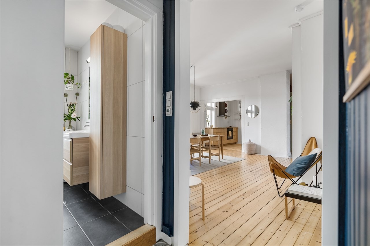 Forbi stuen og via mellomgangen finner man badet. Galleribilde