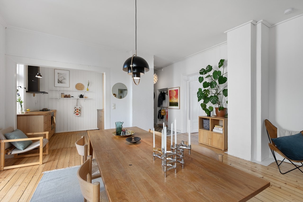 Den åpne stue- og kjøkkenløsningen utgjør hoveddelen av leiligheten og gir mulighet for ulike innredningsløsninger. Galleribilde