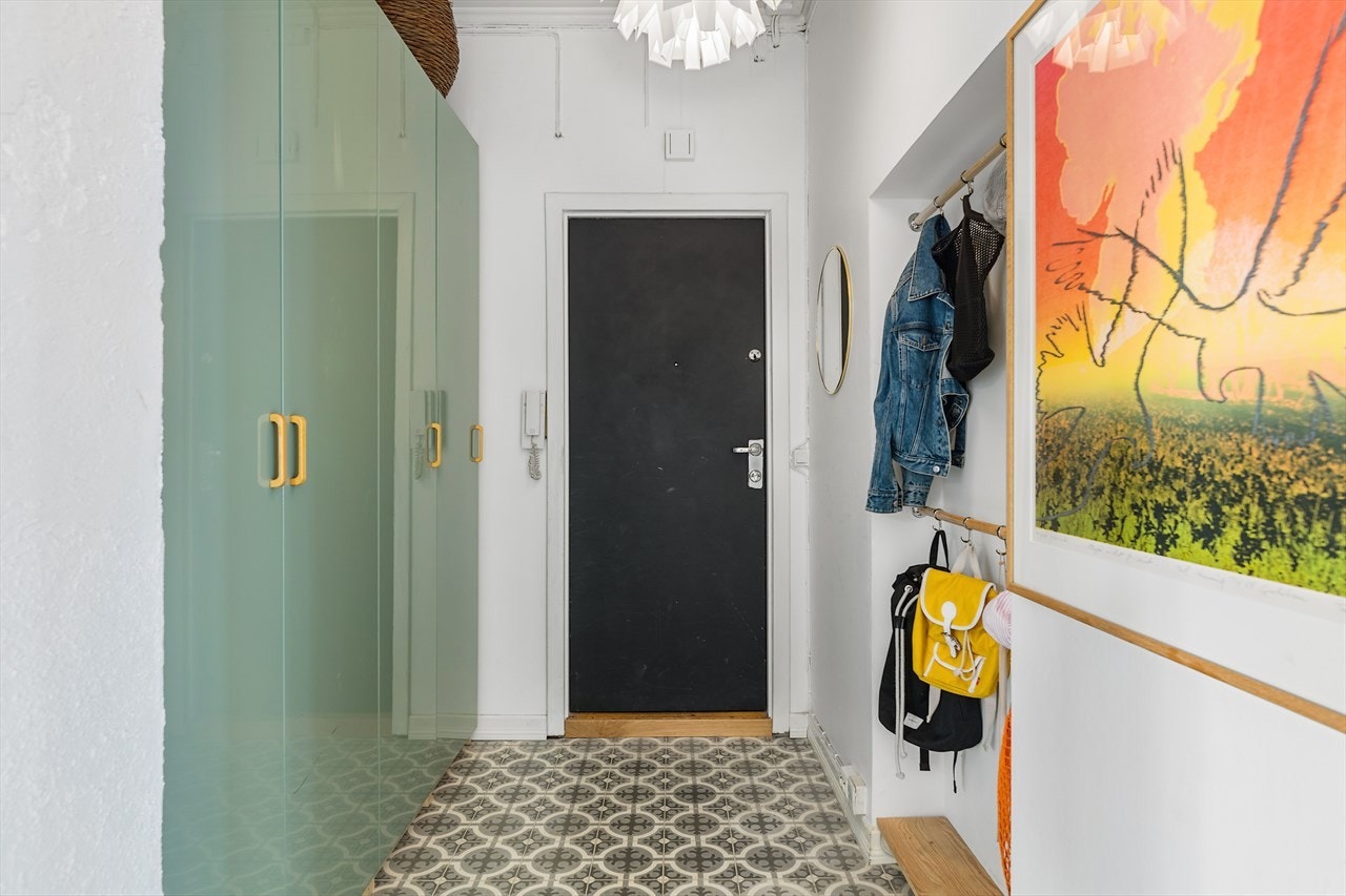 Her har man god plass til å henge fra deg yttertøy og plassere fra seg sko. Sikringsskapet til boligen ble byttet ut i 2013. Galleribilde