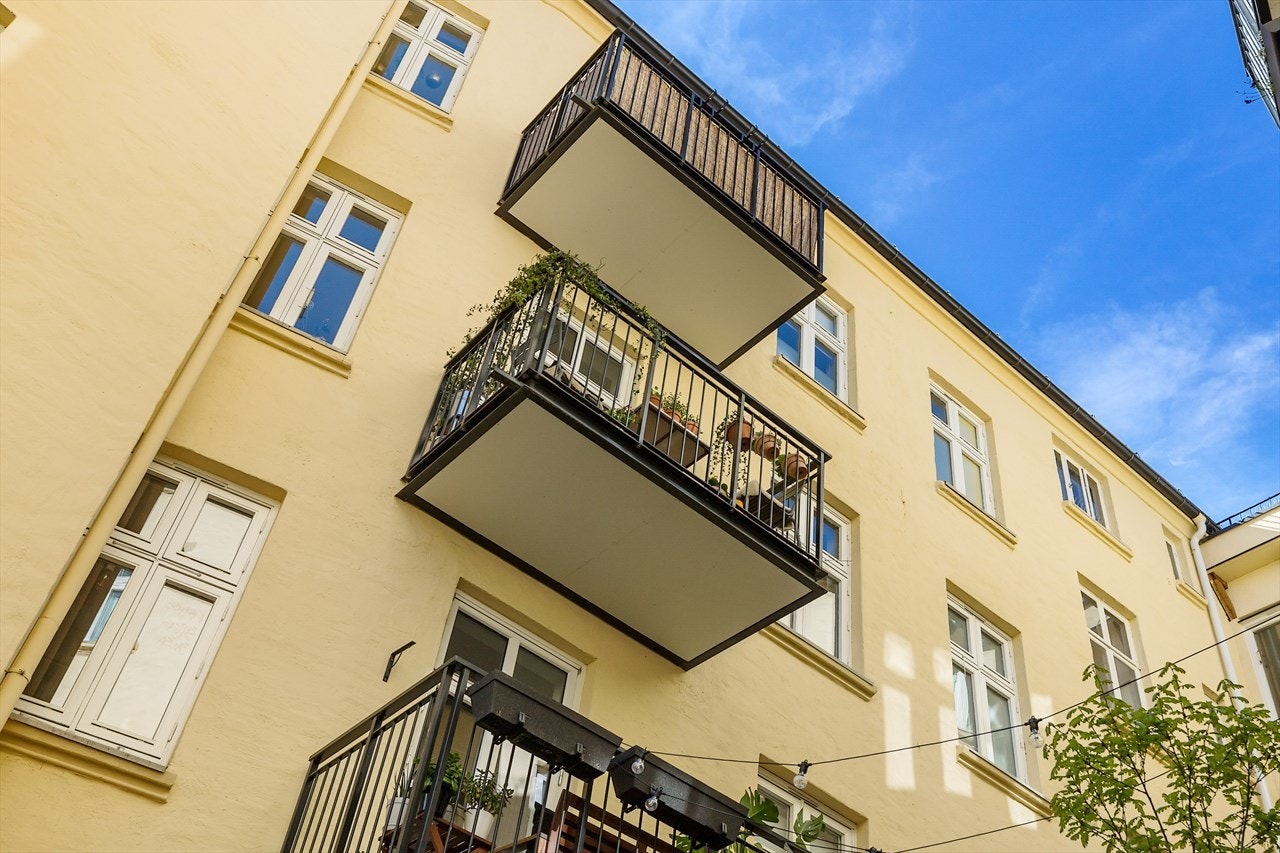 Fasaden ble pusset opp og malt i 2017, og oppussing av trappeoppgangene ble gjort i 2018. Galleribilde
