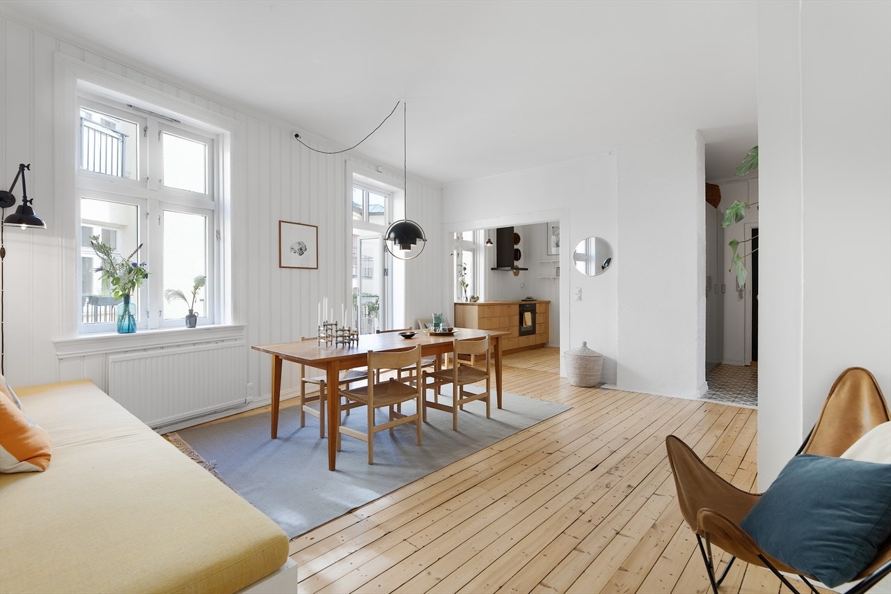 God takhøyde, store vinduer med dype vinduskarmer og mulighet for peis. Galleribilde