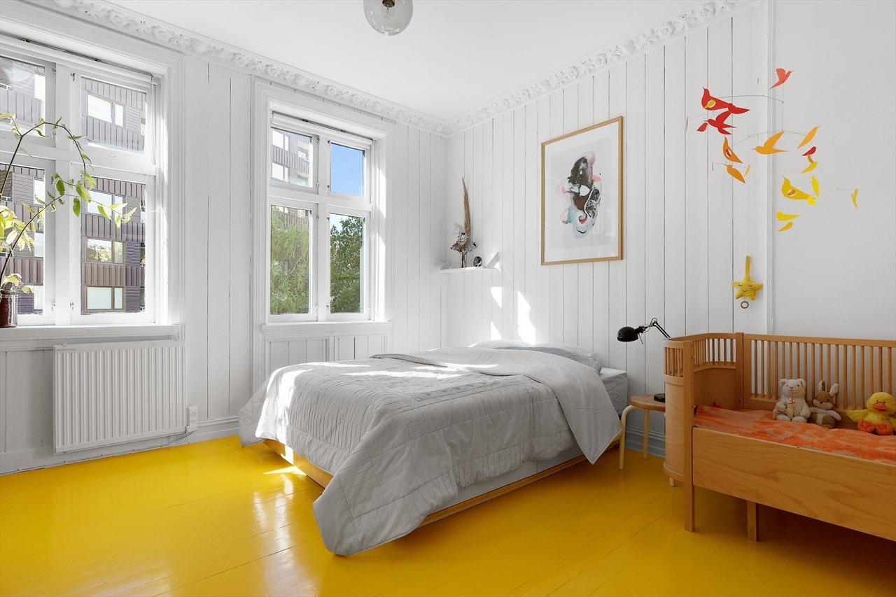 På rekke og rad ligger to svært romslige soverom, som vender ut mot stille blindgate. Galleribilde