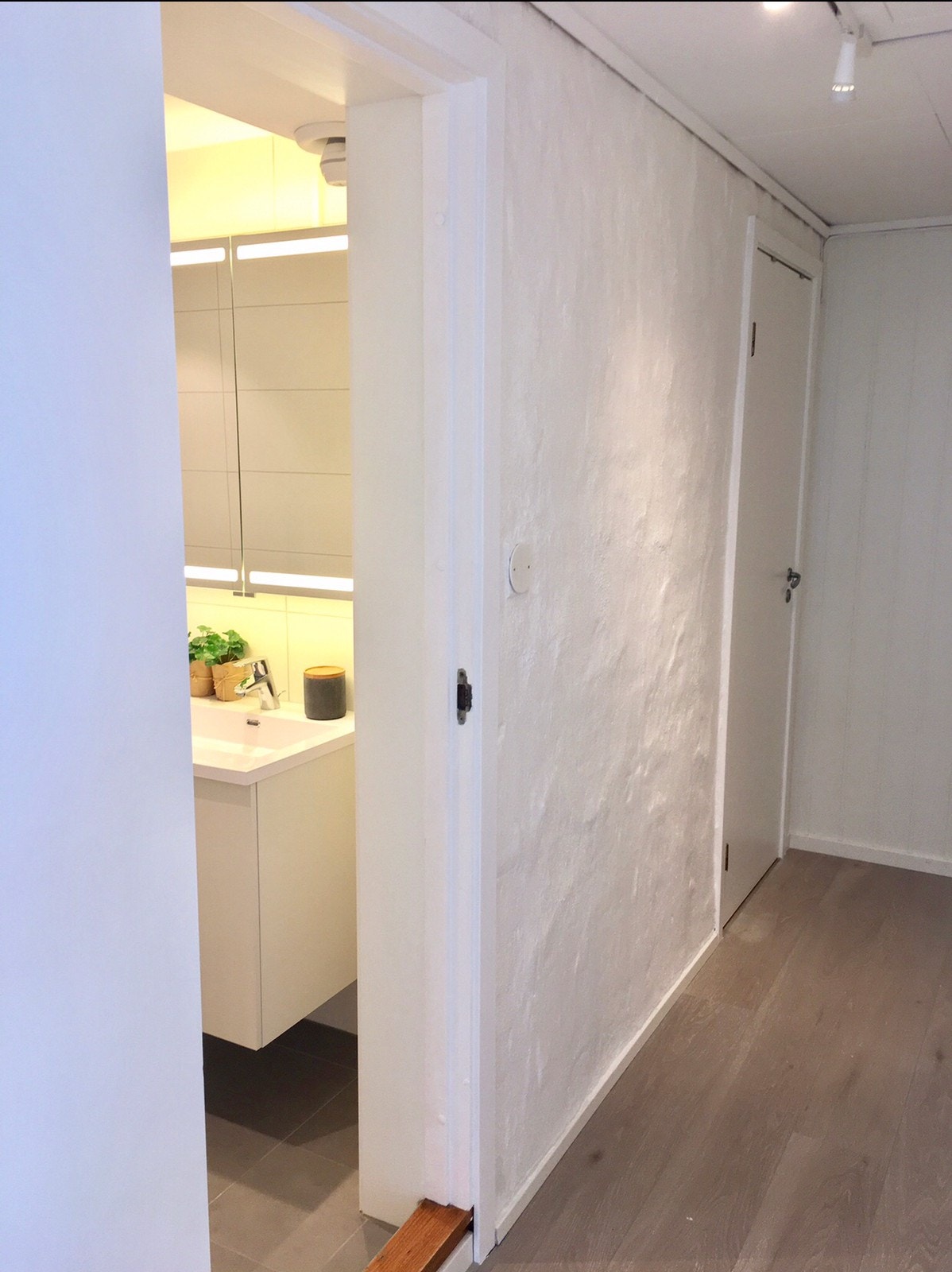 Gang. Inngang bad og vaskerom. Galleribilde