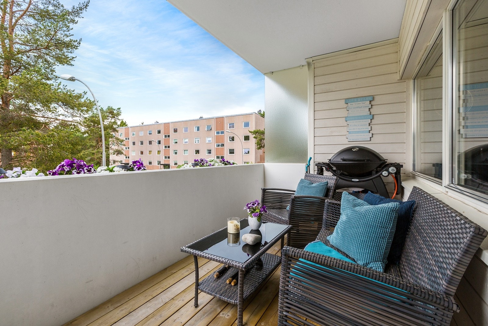 Fra stuen er det utgang til balkongen - trolig en av Haraløkka borettslags beste interne beliggenhet! Galleribilde